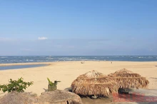 Cần tránh đến các bãi biển vào giờ cao điểm, đông người như buổi chiều. (Trong ảnh: Bãi biển Nhật Lệ, Quảng Bình. Ảnh: T.LINH)