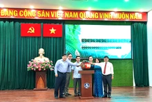 Lãnh đạo UBND quận 1 bấm nút vận hành Dịch vụ “định danh khách hàng điện tử”.