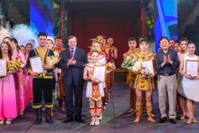 Ban Tổ chức trao giải cho các nghệ sĩ có tiết mục đạt giải nhất.