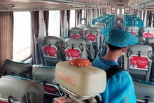 Khử trùng toa xe trước khi đưa vào vận hành. (Ảnh: VNR)