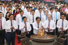 Lãnh đạo tỉnh Phú Thọ dâng hương tưởng nhớ công lao của Đức Quốc Tổ Lạc Long Quân và Tổ Mẫu Âu Cơ.