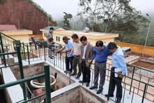 Lãnh đạo UBND huyện Nậm Pồ cùng đại diện Ban Quản lý dự án, CTCP cấp nước Điện Biên kiểm tra hệ thống bể lọc nhà máy nước Nậm Pồ.