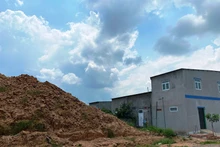 Phản hồi vụ dân vùng sạt lở khổ với “núi đất”