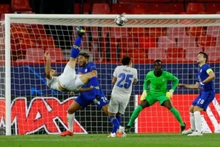 M. Taremi (áo trắng, trái) ghi bàn cho Porto, nhưng Chelsea mới là đội vào bán kết.