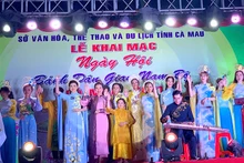 Trình diễn áo dài và bộ sưu tập áo Bà Ba trong đêm khai mạc Ngày hội bánh dân gian 2021 tại Cà Mau. 