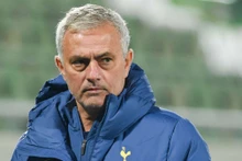 Bản hợp đồng thời hạn tới mùa hè 2023 của HLV Mourinho bị kết thúc sớm. 