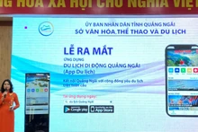 Phó Giám đốc Sở Văn hóa, Thể thao và Du lịch tỉnh Quảng Ngãi Huỳnh Thị Phương Hoa giới thiệu ứng dụng Du lịch Quảng Ngãi.