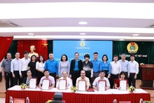 Các đơn vị ký kết tham gia Chương trình “75 nghìn sáng kiến vượt khó, phát triển”.