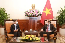 Thứ trưởng Ngoại giao Nguyễn Quốc Dũng tiếp Đại sứ Ấn Độ tại Việt Nam. (Ảnh: Bộ Ngoại giao)