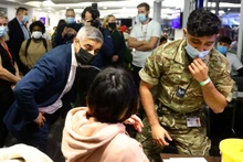 Thị trưởng London, Sadiq Khan đến thăm 1 trung tâm tiêm phòng Covid-19 tại sân vận động Stamford Bridge của câu lạc bộ bóng đá Chelsea, London, Anh, ngày 18/12/2021. (Ảnh: Reuters)