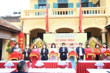 Cắt băng khai mạc trưng bày “Không gian dệt lụa”.