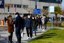 Xếp hàng chờ xét nghiệm Covid-19 sau kỳ nghỉ lễ Giáng sinh tại Bệnh viện Doce De Octubre ở Madrid, Tây Ban Nha, ngày 27/12/2021. (Ảnh: Reuters)