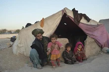 Người dân tại một trại tị nạn quốc tế ở Qala i Naw, tỉnh Badghis, Afghanistan, ngày 14/10 vừa qua. (Ảnh: TTXVN)