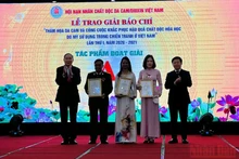 Thượng tướng Nguyễn Văn Rinh, Chủ tịch Hội Nạn nhân chất độc da cam và Phó Trưởng Ban Tuyên giáo Trần Thanh Lâm trao giải A cho các tác giả đạt giải.