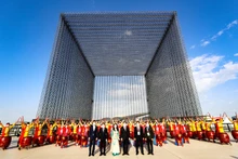 Đoàn Việt Nam trước giờ thực hiện nghi lễ mở cửa lớn EXPO 2020 Dubai (Ảnh: NGUYỄN NAM)