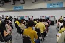 Người dân chờ tiêm vaccine tại một điểm tiêm chủng ở thủ đô Bangkok.
