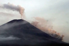 Cột khói và tro bụi từ đợt phun trào mới nhất của núi lửa Semeru trên đảo Java, Indonesia. (Ảnh: Antara)
