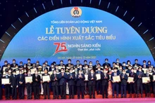Thủ tướng Phạm Minh Chính và 57 cá nhân có sáng kiến xuất sắc tiêu biểu. (Ảnh: TRẦN HẢI)