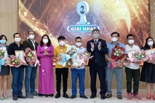 Lãnh đạo tỉnh Quảng Nam trao Giải thưởng Báo chí Huỳnh Thúc Kháng cho tác giả và nhóm tác giả đoạt giải nhất. (Ảnh: QUỐC VIỆT)
