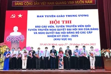 Ban tổ chức tặng hoa cho các thí sinh tham gia Hội thi. 