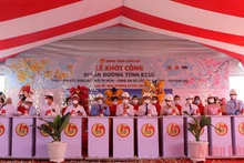 Nguyên Chủ tịch nước Trương Tấn Sang, nguyên Phó Thủ tướng Thường trực Chính phủ Trương Hòa Bình và lãnh đạo tỉnh Long An ấn nút khởi công tuyến đường tỉnh 823D.