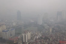 Khu vực trung tâm thành phố Hà Nội chìm trong bầu không khí đặc quánh của sương mù và bụi bẩn, cộng với mức độ ô nhiễm không khí cao. (Ảnh: Thành Đạt)