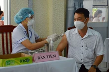 Tiêm liều vaccine nhắc lại cho đối tượng theo quy định tại Trung tâm Kiểm soát bệnh tật tỉnh Đồng Tháp. (Ảnh: TTXVN)