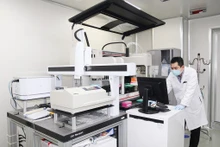  Sau khi thu thập, mẫu sinh học được đưa vào xử lý tại phòng Lab đạt chuẩn quốc tế ISO 15189 thuộc Bệnh viện Đa khoa quốc tế Vinmec.