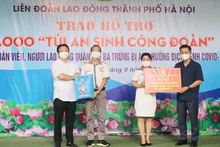 Liên đoàn Lao động Hà Nội trao quà An sinh Công đoàn tới người lao động quận Hai Bà Trưng vào tháng 9 vừa qua (Ảnh minh họa: An Trân).