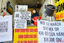 Các cửa hàng bán hàng mang về ở phố Ngô Sĩ Liên, quận Đống Đa, quận trước đó đã chuyển thành "vùng cam". (Ảnh minh họa: Thành Đạt)