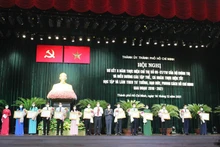 Đồng chí Nguyễn Văn Nên, Ủy viên Bộ Chính trị, Bí thư Thành ủy Thành phố Hồ Chí Minh trao bằng khen của Thủ Tướng Chính phủ cho tập thể, cá nhân tiêu biểu.