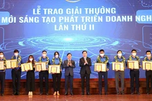 Các đồng chí Nguyễn Anh Tuấn, Nguyễn Long Hải (thứ 6 và 7 từ trái qua trong ảnh) trao Giải thưởng “Đổi mới, sáng tạo phát triển Doanh nghiệp” năm 2021 tặng các đơn vị xuất sắc. 