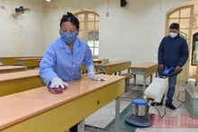 Trường THPT Việt Đức khẩn trương vệ sinh, khử khuẩn phòng học, bàn ghế... để đón học sinh đi học trực tiếp vào ngày 6/12.