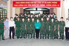 Lãnh đạo UBND tỉnh Sóc Trăng chụp ảnh lưu niệm với đoàn cán bộ y, bác sĩ Học viện Quân y.
