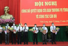 Bí thư Tỉnh uỷ Vĩnh Long Bùi Văn Nghiêm trao quyết định bổ nhiệm nhiều lãnh đạo chủ chốt sáng 13/12. (Ảnh: BÁ DŨNG)