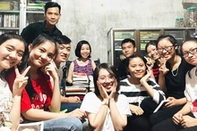 Chị Trần Thúy Nga (thứ 5 từ trái sang trong ảnh) và các bạn đọc thân thiết tại Thư viện miễn phí của mình.