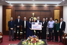 Đồng chí Ngô Văn Tuấn, Ủy viên Trung ương Đảng, Bí thư Tỉnh ủy Hòa Bình (giữa) chứng kiến Ủy ban MTTQ tỉnh tiếp nhận ủng hộ của Công ty VINAHUD.