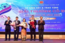 Đồng chí Bí thư Tỉnh ủy Lê Trường Lưu chúc mừng các công trình về khoa học xã hội, nhân văn đạt giải.