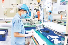 Sản xuất linh kiện điện tử tại Công ty TNHH Rhythm Precision Việt Nam, khu công nghiệp Nội Bài (Hà Nội).