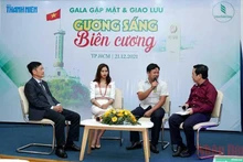 Ban tổ chức giao lưu với các gương sáng biên cương.