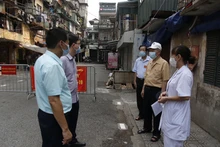 Lãnh đạo quận Hai Bà Trưng kiểm tra công tác phòng, chống dịch Covid-19 trên địa bàn. (Ảnh: Văn Quốc Hưng)