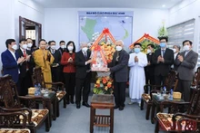 Bí thư Trung ương Đảng, Chủ tịch Ủy ban Trung ương Mặt trận Tổ quốc Việt Nam Đỗ Văn Chiến tặng hoa chúc mừng Giáng sinh Tòa Giám mục Giáo phận Bắc Ninh.