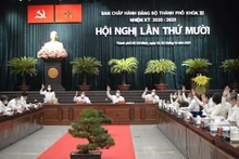 Các đại biểu biếu quyết thông qua chương trình hội nghị.