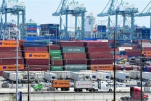 Bốc dỡ container hàng hóa tại cảng Long Beach, California, Mỹ. (Ảnh: AFP/TTXVN)