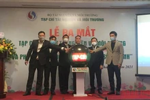 Các đại biểu thực hiện nghi thức ra mắt Tạp chí điện tử Tài nguyên và Môi trường. (Ảnh: VĂN TOẢN)