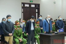 Các bị cáo nghe tuyên án.