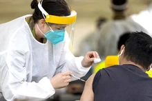 Một điểm tiêm vaccine ngừa Covid-19 tại Dubbo, Australia. (Ảnh: AFP/TTXVN)