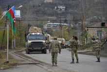 Binh sĩ và xe quân sự của Azerbaijan di chuyển qua thị trấn Lachin, gần khu vực biên giới với Armenia, ngày 1/12/2020. (Ảnh: AFP/TTXVN)
