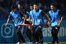 Một phóng viên của Uzbekistan phải rời sân bằng cáng trong trận tứ kết vừa qua giữa U23 Uzbekistan và U23 Iraq. (Ảnh: AFC)