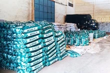 Lực lượng chức năng tỉnh Đắk Lắk thu giữ 120 tấn phân bón nghi giả do ông Đàn sản xuất.